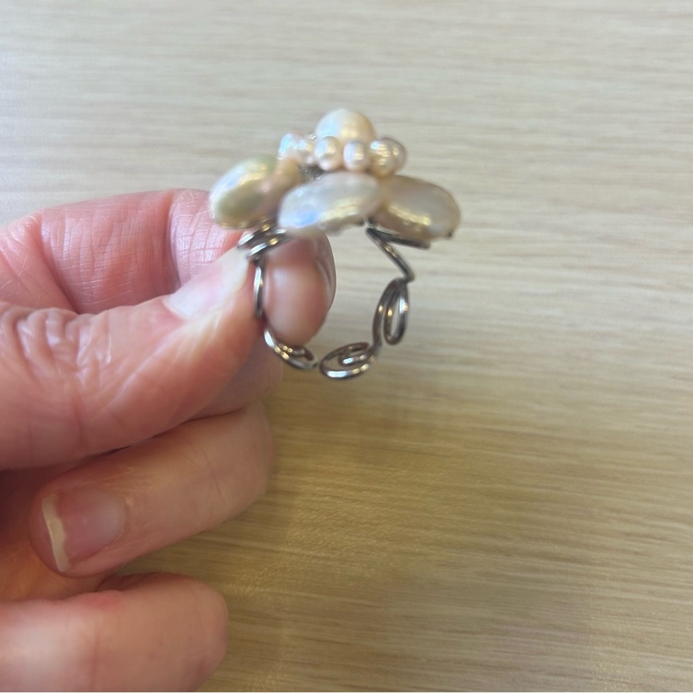 Pearl Flower Statement Ring with Expandable Band - Picture 4 of 5